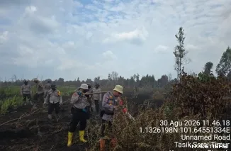 Polres Bengkalis Lakukan Pendinginan Karhutla Seluas 12 Hektare di Kecamatan Talang Muandau