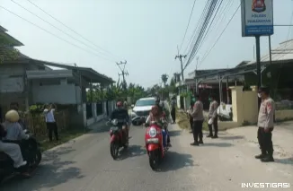 Polsek Pamrayan Bagikan Masker ke Pengguna Jalan, Langkah Antisipasi Dampak Abu vulkanik Gunung Anak Krakatau