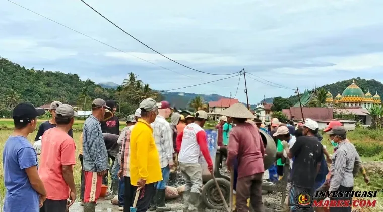 Tak Kunjung Diperbaiki, Warga Jorong Babukik Swadaya Cor Jalan