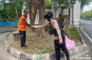 Bikin Warga Tersenyum, Tim Sparta Polresta Surakarta  Tebar Kebaikan Lewat Jumat Berkah
