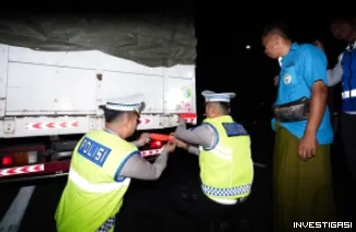 Cegah Risiko Kecelakaan di Jalan Tol, Dirlantas Polda Jateng Turun Langsung Bantu Pasang Stiker Reflektif pada Truk