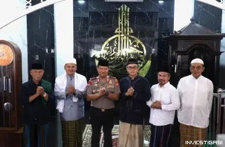 Pererat Silaturahmi dengan Masyarakat, Kapolda Banten Laksanakan Shalat Jumat Keliling di Masjid Agung Ats-Tsauroh