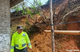 Polsek Somagede Banyumas Bersama BPBD Gerak Cepat Tangani Tiga Titik Longsor