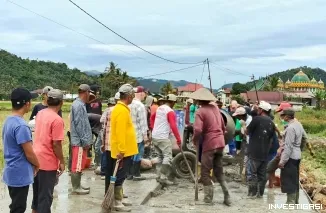 Tak Kunjung Diperbaiki, Warga Jorong Babukik Swadaya Cor Jalan