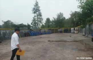 Warga Mencium Bau Menyengat Tak Sedap Diduga Berasal Dari Gudang Yang Di Depan Rumahnya